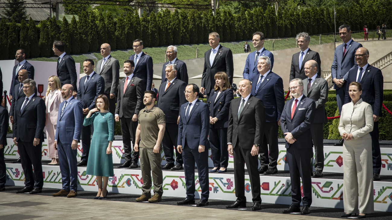 A Miniszterelnöki Sajtóiroda által közreadott csoportkép az Európai Politikai Közösség csúcstalálkozójának résztvevőiről, középen Orbán Viktor miniszterelnök (középső sor j5) a bulboacai Mimi-kastélyban 2023. június 1-jén. Az első sorban Maia Sandu moldovai elnök (b3), mellette balról Charles Michel, az Európai Tanács elnöke, jobbról Volodimir Zelenszkij ukrán elnök.
