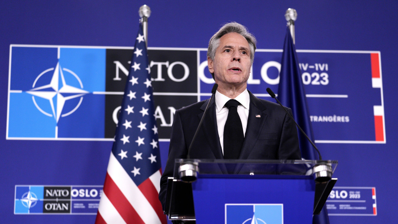 Anthony Blinken amerikai külügyminiszter sajtóértekezletet tart a NATO nem hivatalos oslói külügyminiszteri találkozója után 2023. június 1-jén.