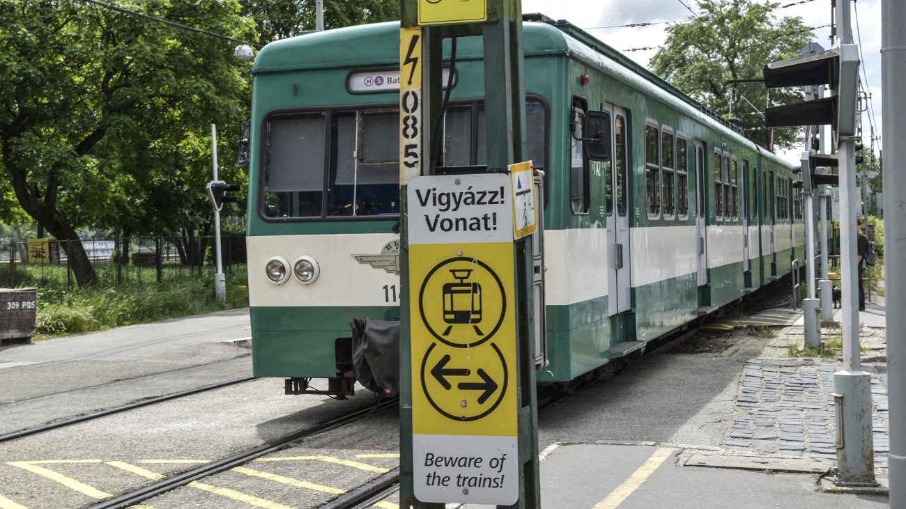Budapest, 2021. május 30. A H5-ös HÉV (250-es vasútvonal; 2011-ig szentendrei HÉV) Budapest legforgalmasabb elővárosi vasútvonalán - amelyet a MÁV-HÉV Helyiérdekű Vasút Zrt. közlekedtet az Innovációs és Technológiai Minisztérium megrendelésére a Batthyány tér és Szentendre, illetve betétjáratként Békásmegyer között - halad a szerelvény a Szépvölgyi út közelében. A H5-ös számot 2011. május 1-jétől viseli. MTVA/Bizományosi: Róka László