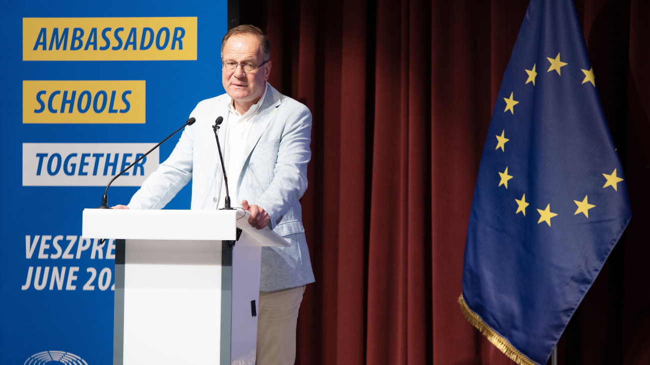 Navracsics Tibor területfejlesztési miniszter beszédet mond az Európai Parlament Nagykövet Iskolái háromnapos regionális nemzetközi találkozójának megnyitóján a veszprémi Agóra Kulturális Központban 2023. június 2-án.