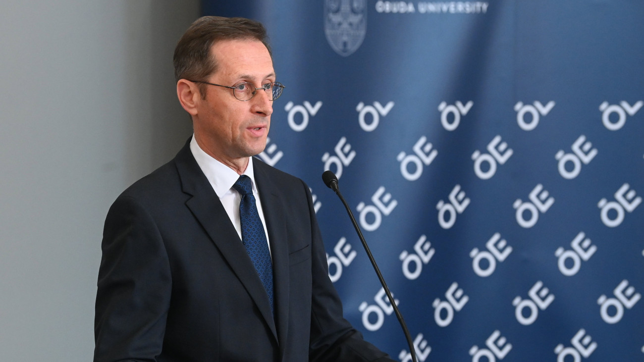 Varga Mihály pénzügyminiszter beszédet mond az Óbudai Egyetem Kárpát-medencei pedagógusnapi ünnepségén az egyetem aulájában 2023. június 2-án.