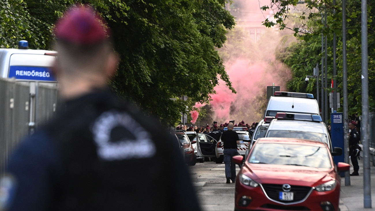 A diáktüntetés résztvevőinek egy csoportja a demonstráció végén a Fidesz Lendvay utcai székházánál 2023. május 19-én. Korábban a tüntetők a Kossuth Lajos térről, a Parlament mellől indulva az Oktogonhoz vonultak. Ezúttal is a pedagógusok bérének haladéktalan emelését és az őket érintő úgynevezett státusztörvény teljes tervezetének azonnali visszavonását követelték, megerősítve a 7igenes országos népszavazási kezdeményezésben foglaltakat.