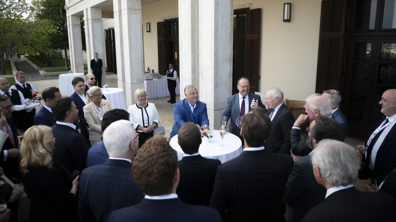 A Miniszterelnöki Sajtóiroda által közreadott képen Orbán Viktor kormányfő (k) fogadja az Európa Tanács Parlamenti Közgyűlésének Európai Konzervatívok és Demokratikus Szövetség (EC/DA) képviselőcsoportjának tagjait Karmelita kolostor teraszán 2023. június 2-án.