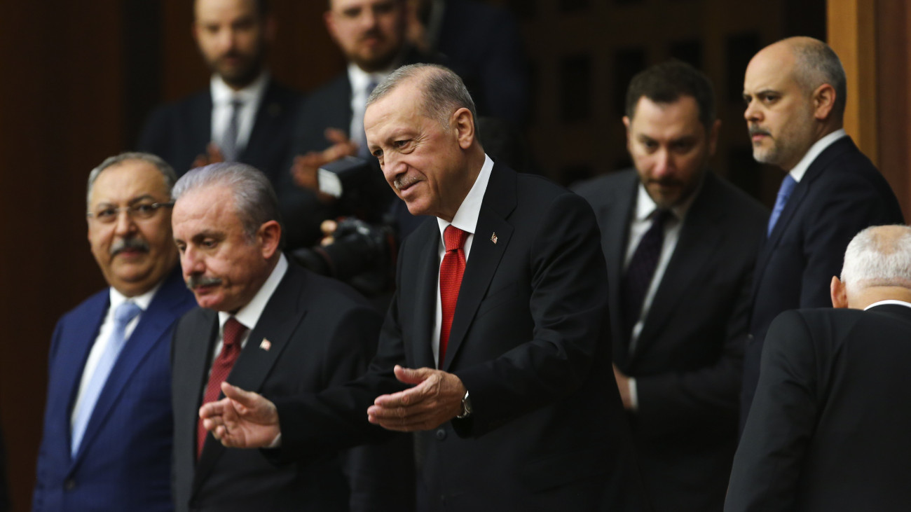 Recep Tayyip Erdogan török elnök (k) május 14-i török parlamenti választások eredményeképpen létrejövő törvényhozás alakuló ülésén Ankarában 2023. június 2-án.