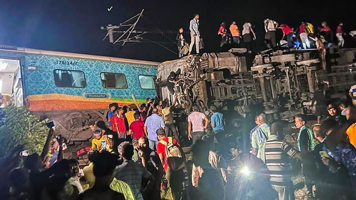 Képeken a borzalmas indiai vonatszerencsétlenség – rengeteg a halott