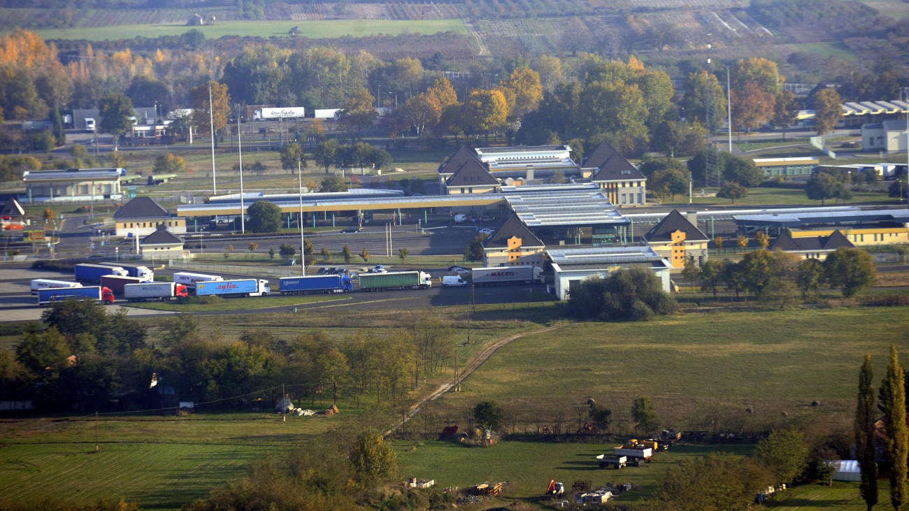 Légi felvétel a röszkei határátkelőhelyről, az M5-ös autópályán 2015. november 3-án.