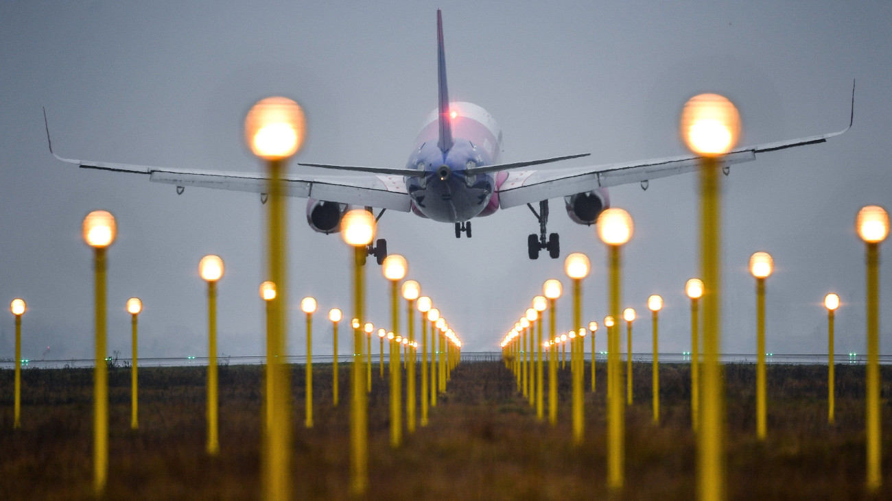 A Wizz Air légitársaság utasszállító repülőgépe leszálláshoz készül a Debrecen Nemzetközi Repülőtérre 2023. január 10-én. Ezen a napon a légitársaság pilótái gyakorló repüléseket végeztek a légikikötőnél. 