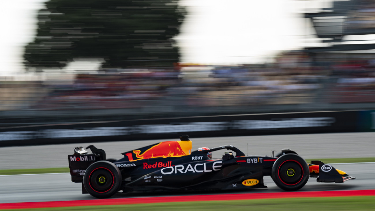 Max Verstappen, a Red Bull holland versenyzője a Forma-1-es autós gyorsasági világbajnokság Spanyol Nagydíjának második szabadedzésén a montmelói pályán 2023. június 2-án. A futamot június 4-én rendezik.