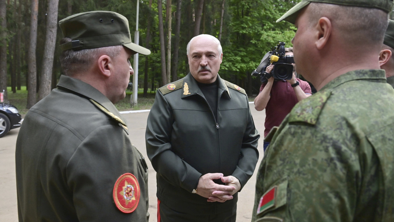 Aljakszandr Lukasenka fehérorosz elnök látogatást tett a légierő és légvédelem központi parancsnokságán egy meg nem nevezett fehéroroszországi helyszínen 2023. május 15-én.