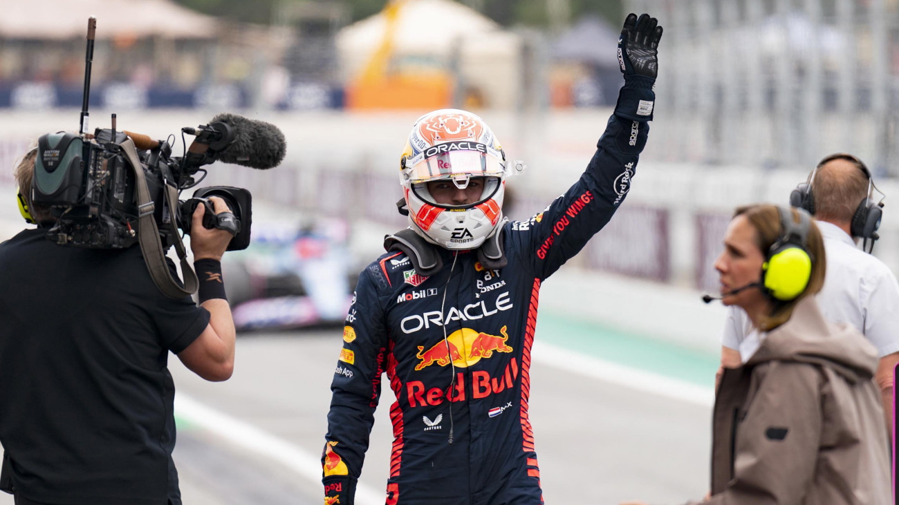 Max Verstappen, a Red Bull holland címvédője, miután a leggyorsabb köridőt érte el a Forma-1-es autós gyorsasági világbajnokság Spanyol Nagydíjának időmérő edzésén a Barcelona melletti montmelói pályán a futam előtti napon, 2023. június 3-án. Eredménye alapján Verstappen indulhat az első rajthelyről a másnapi futamon.