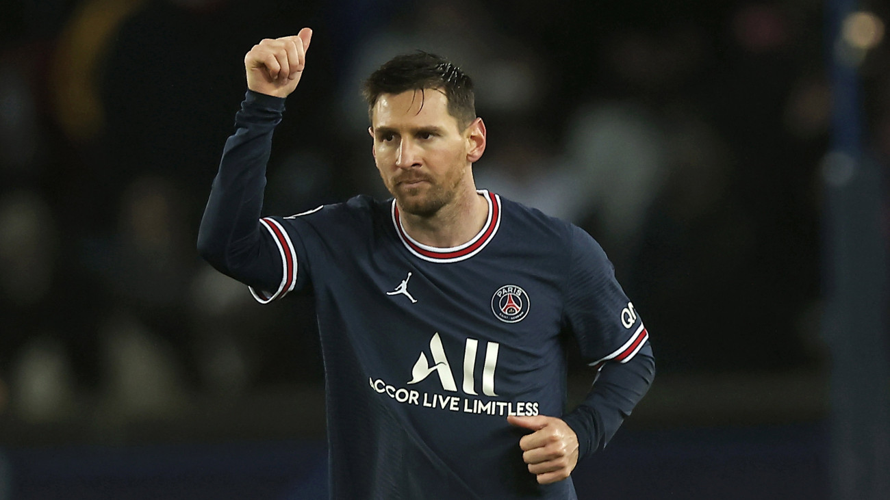 Lionel Messi, a Paris Saint-Germain játékosa, miután 11-esből berúgta csapata negyedik gólját a Club Brugge ellen a labdarúgó Bajnokok Ligája csoportkörében, az A csoport utolsó, hatodik fordulójában a párizsi Parc des Princes Stadionban 2021. december 7-én.