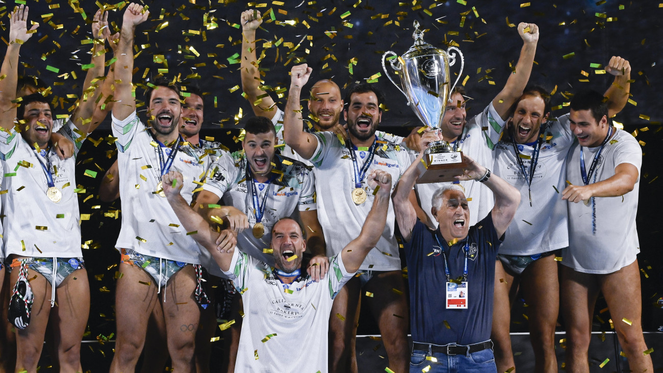 A győztes olasz Pro Recco játékosai örülnek a kupával a győzelemnek a férfi vízilabda Bajnokok Ligája Novi Beograd - Pro Recco döntőmérkőzés utáni díjátadón Belgrádban 2023. július 3-án.