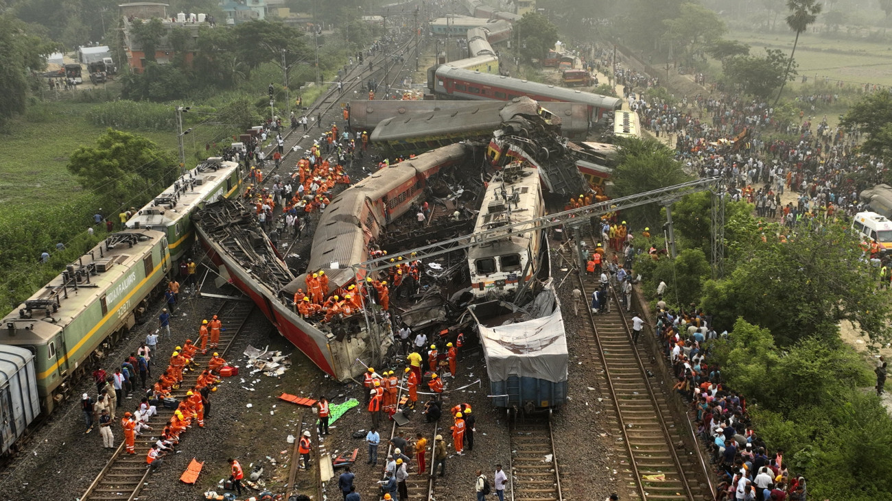 Mentők a helyszínen 2023. június 3-án, miután az előző este kisiklott egy személyszállító vonat, egy szemből érkező másik pedig ráborult a vagonjaira a kelet-indiai Orissza állam Balaszor körzetében. Több mint 280 ember életét vesztette, több mint 850 peddig megsérült.
