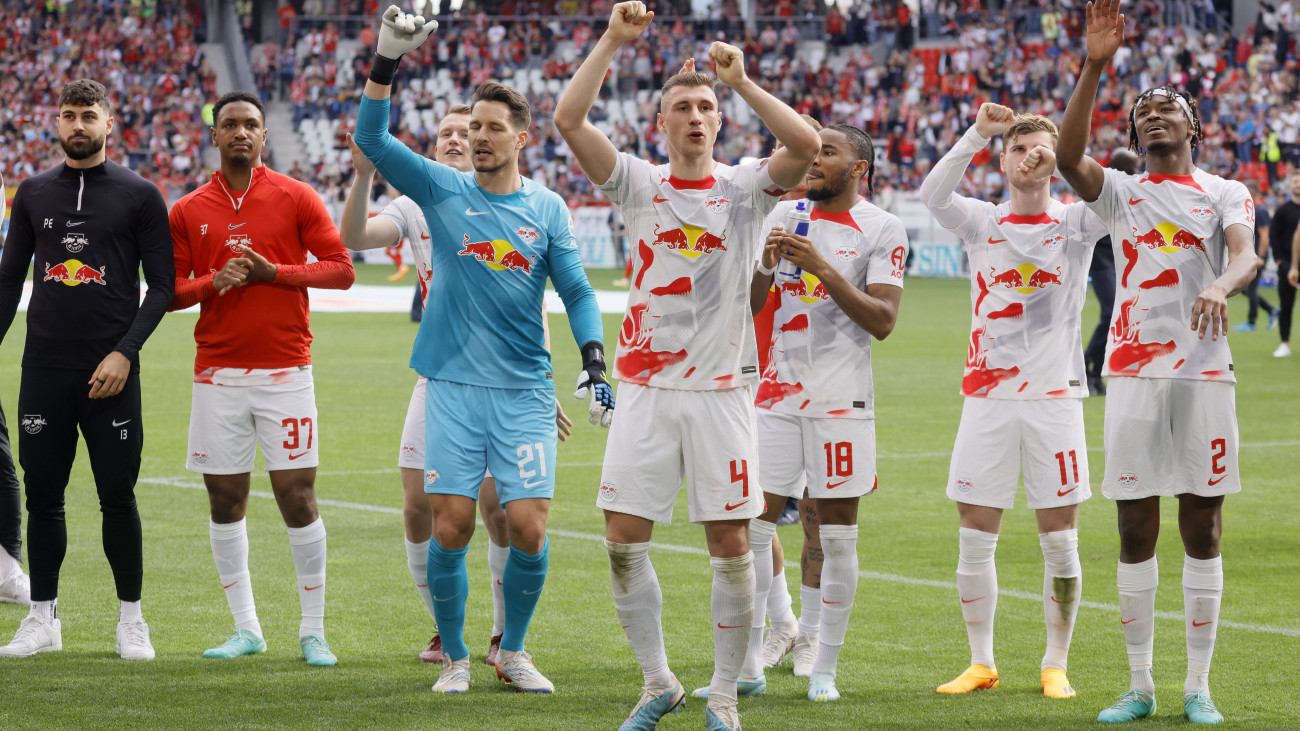 Willi Orbán, az RB Leipzig játékosa (k) és csapattársai, miután 1-0-ra győztek a Freiburg ellen a német első osztályú labdarúgó-bajnokság 2023. május 6-i mérkőzésén Freiburgban.