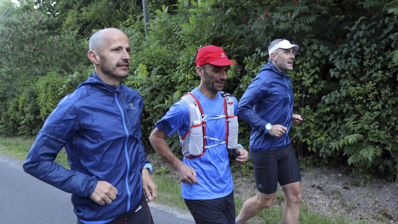 Medgyessy Gergely, Zenyik Róbert és Lőrincz Olivér ultrafutók (b-j) elrajtolnak Hollóházán 2016. július 8-án. A három sportoló arra vállalkozott, hogy egy hét alatt, megállás nélkül, egymást váltva futja végig az Országos Kéktúra 1160 kilométeres távját.
