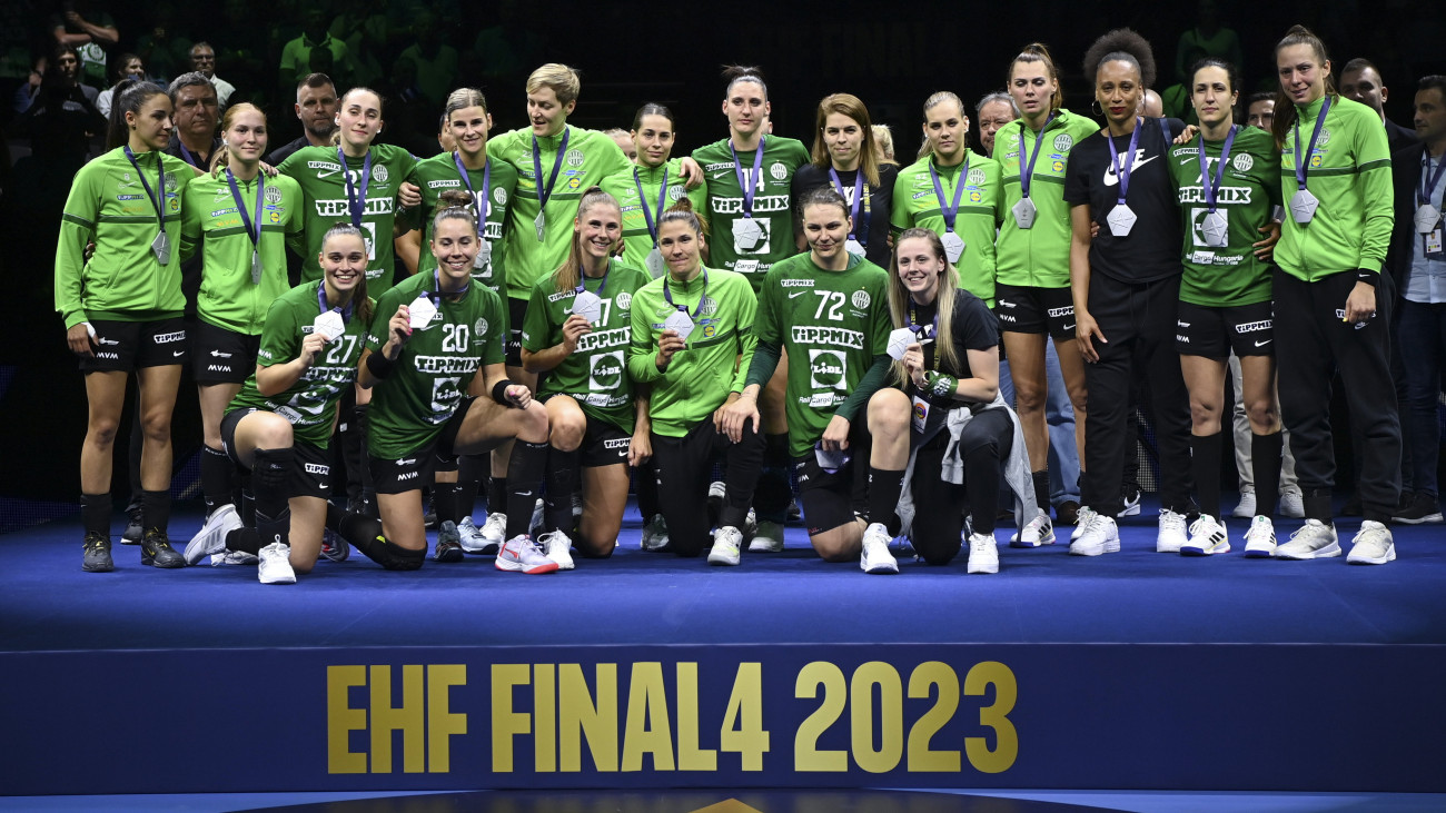 Az ezüstérmes magyar csapat tagjai a női kézilabda Bajnokok Ligája négyes döntőjének fináléjában játszott FTC-Rail Cargo Hungaria - Vipers Kristiansand mérkőzés végén a budapesti MVM Dome-ban 2023. június 4-én. A Vipers címét megvédve 28-24-re győzött.