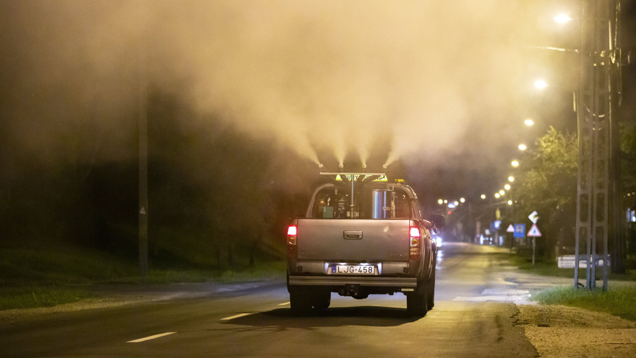 Kémiai szúnyogirtás hidegködös eljárással Nagykanizsán 2020. augusztus 13-án éjjel.