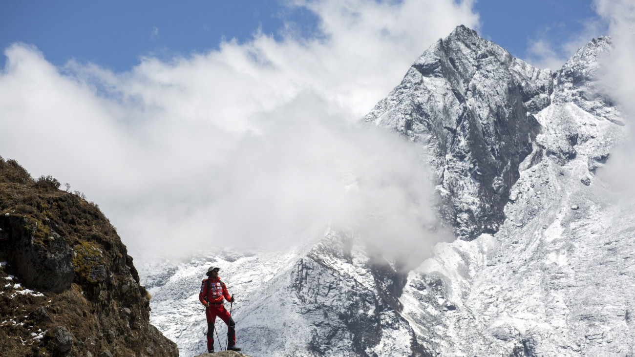 Suhajda Szilárd hegymászó, a Magyar Everest Expedíció 2017 tagja útban az Everest alaptábor felé a nepáli Namche Bazaar közelében 2017. április 1-jén. Az expedíció célja a Föld legmagasabb csúcsa, a 8848 méter magas Mount Everest (Csomolungma) elérése oxigénpalack nélkül, elsőként a magyar expedíciós hegymászás történetében.