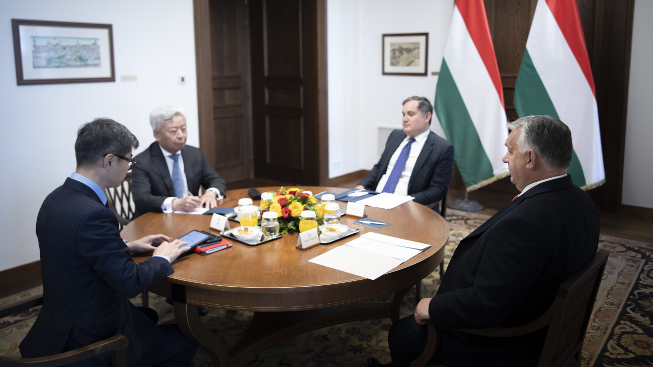 A Miniszterelnöki Sajtóiroda által közreadott képen Orbán Viktor miniszterelnök (j) Jin Liqunnal, az Ázsiai Infrastrukturális Beruházási Bank (AIIB) vezetőjével (b2) tárgyal a Karmelita kolostorban 2023. június 5-én. A kormányfő mellett Nagy Márton gazdaságfejlesztési miniszter (j2).