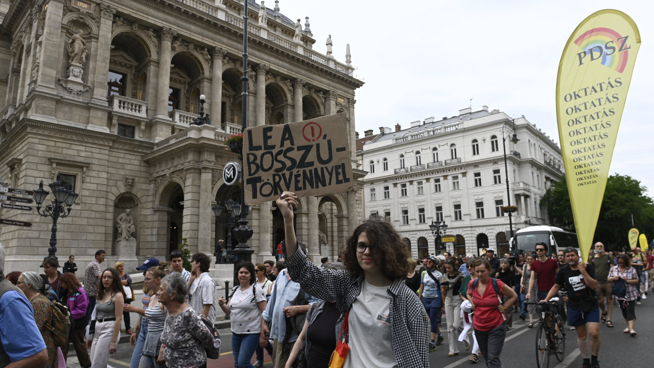 Résztvevők az új pedagóguséletpálya-törvény ellen tartott budapesti vonulásos demonstráción, az ADOM Diákmozgalom, a Civil Közoktatási Platform és a Pedagógusok Demokratikus Szakszervezete (PDSZ) rendezvényén 2023. június 5-én.