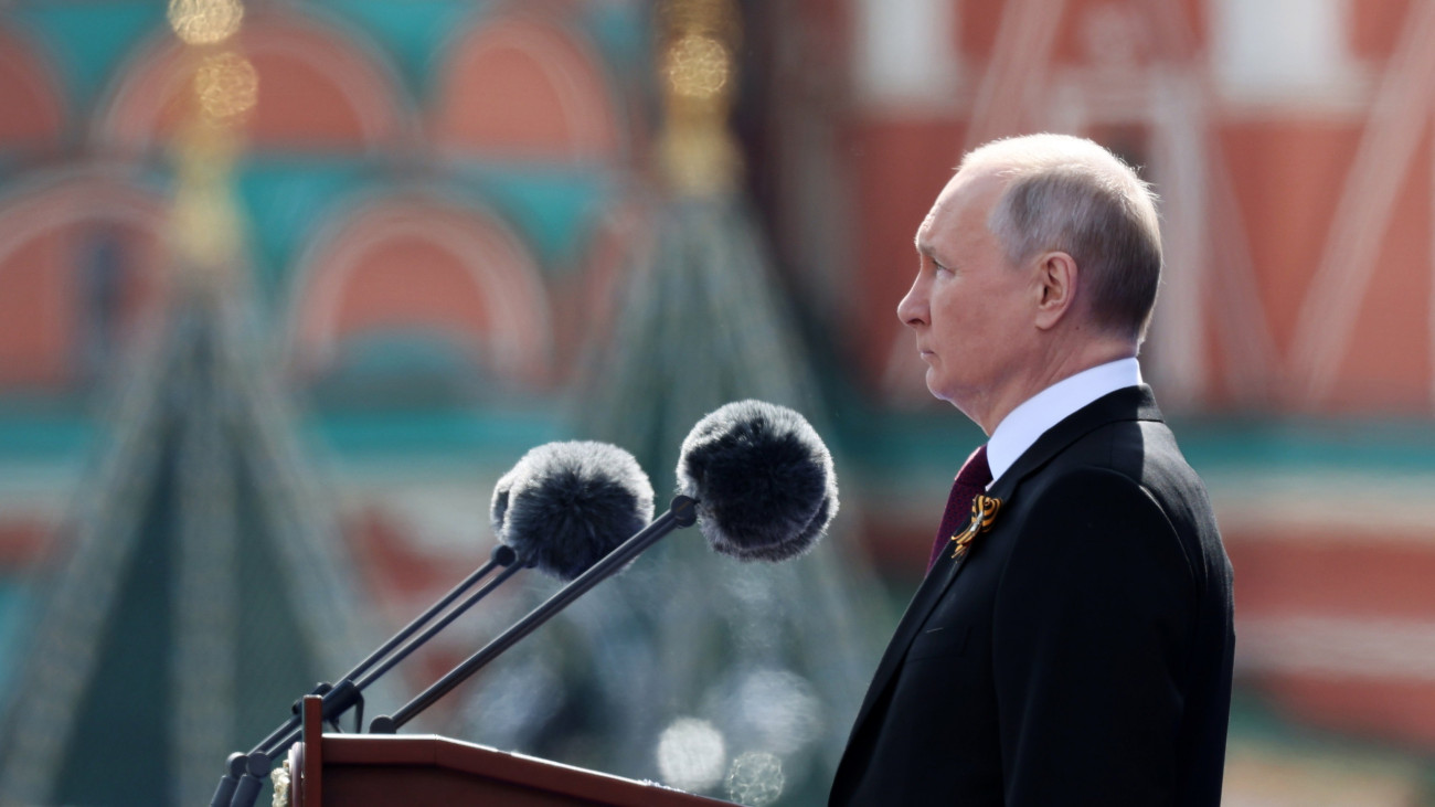 Vlagyimir Putyin orosz elnök a beszéde alatt a győzelem napi díszszemlén a moszkvai Vörös téren 2023. május 9-én, a II. világháborúban Németország felett aratott győzelem és a háború befejezésének 78. évfordulóján.