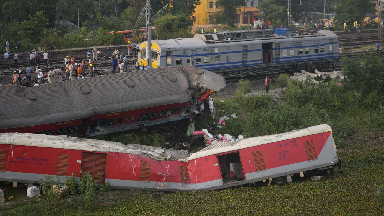 Folytatódik a mentés a két nappal korábban történt vonatszerencsétlenség helyszínén, a kelet-indiai Orisza államban fekvő Balaszur térségében 2023. június 4-én. Az elektronikus jelzőrendszer hibája miatt bekövetkező, három vonatot érintő balesetben legalább 288 ember életét vesztette, mintegy 900 megsérült.
