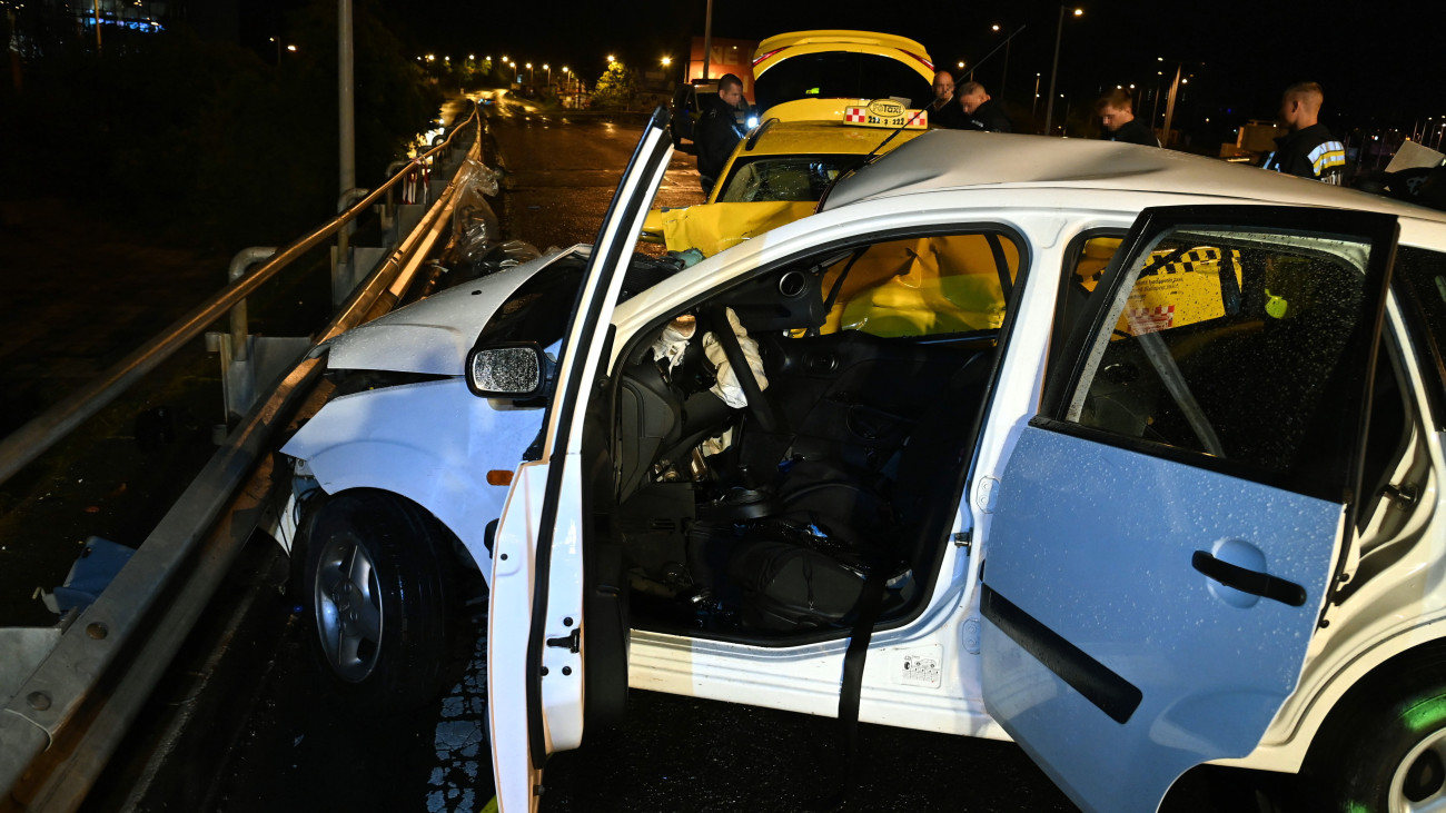Összeroncsolódott személyautó és taxi a ferihegyi repülőtérre vezető úton, a Határ útnál 2023. június 6-ra virradóan. A balesetben egy nő a helyszínen meghalt, többen megsérültek.