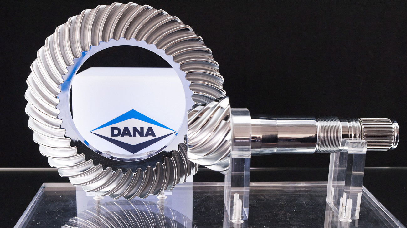 Tányérkerék és kúpkerék az autóalkatrészeket gyártó és forgalmazó amerikai Dana cégcsoport negyedik gyáregységének alapkőletételén Győrben 2017. április 5-én. A Dana Hungary Kft. 14,5 milliárd forintból egy 13 ezer négyzetméter alapterületű gyárat épít.