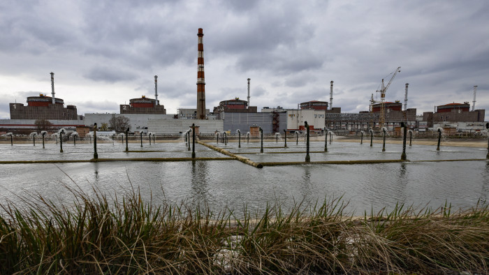 Szakértő a gátrobbantásról: fel van adva a lecke a zaporizzsjai erőmű üzemeltetőinek