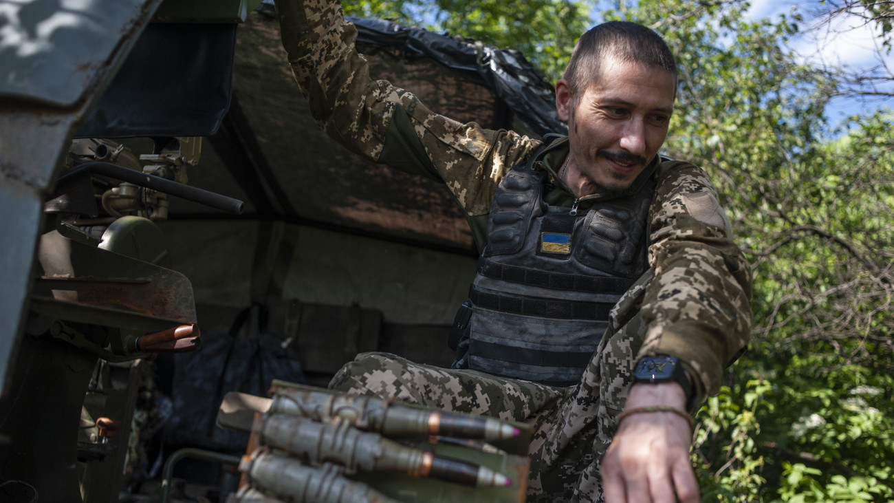 Ukrán katona a kelet-ukrajnai Bahmut térségében húzódó fronton, az orosz erőkkel vívott harcok helyszínén 2023. június 5-én.