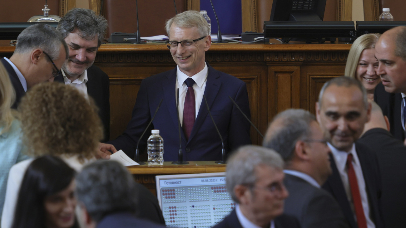 A liberális-konzervatív Folytatjuk a Változást (PP) pártot képviselő Nikolaj Denkov új bolgár miniszterelnök beiktatási ünnepségén a parlament szófiai üléstermében 2023. június 6-án. Április 2-án 2020 óta az ötödik parlamenti választást tartották Bulgáriában, és az itt a legtöbb szavazatot elérő két erő, a jobbközép Polgárok Bulgária Európai Fejlődéséért (GERB) és a mögötte végző PP május 22-én koalíciós kormány létrehozásáról és hatalommegosztásról állapodott meg, ennek értelmében az első kilenc hónap után GERB jelöltje áll a kormány élére.