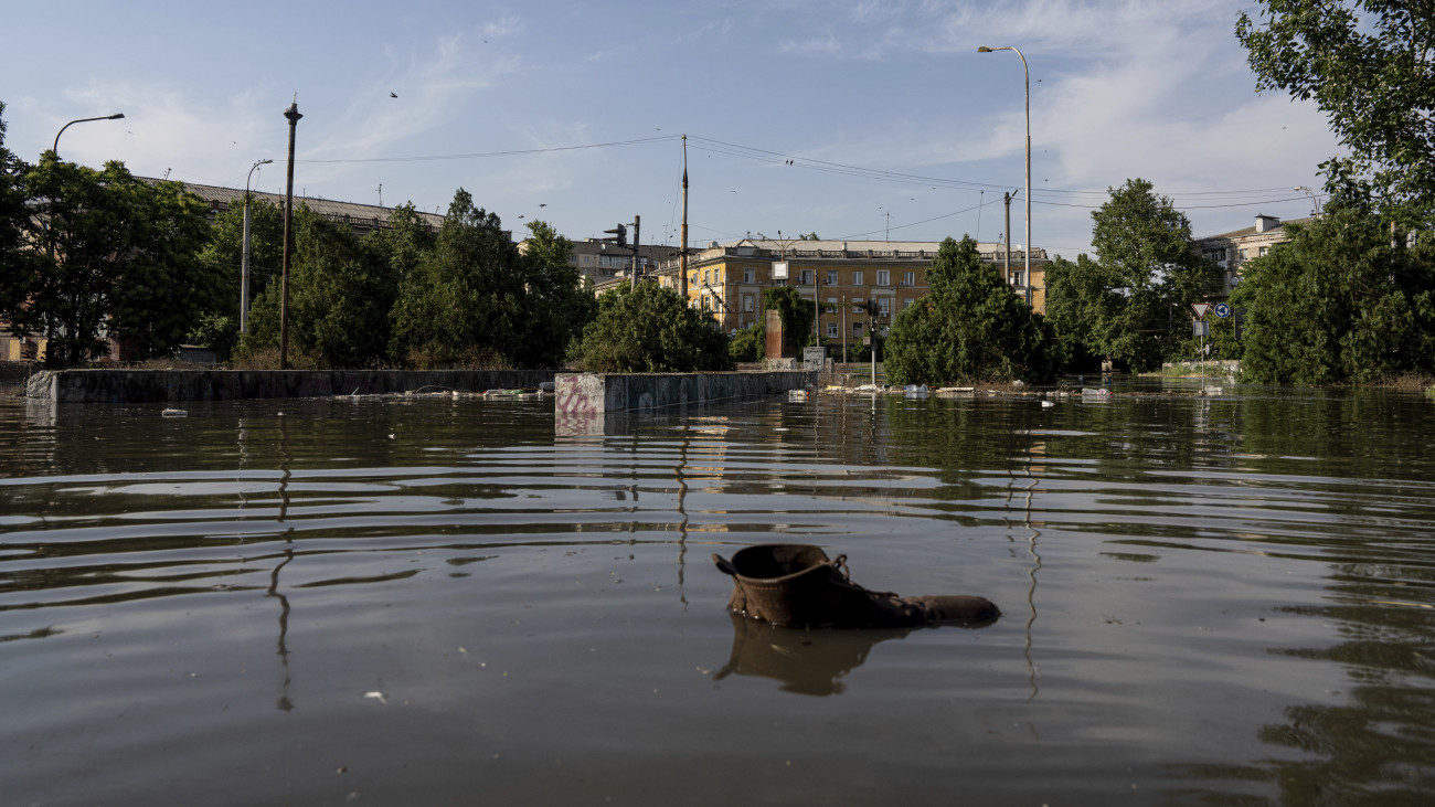 Gátrobbantás okozta árvíz Herszonban 2023. június 6-án. Hajnalban robbanás történt a dél-ukrajnai Herszoni területen lévő, jelenleg orosz ellenőrzés alatt álló Nova Kahovka-i víztározójának gátján, az ukránok és az oroszok egymást vádolják a robbantás elkövetésével.
