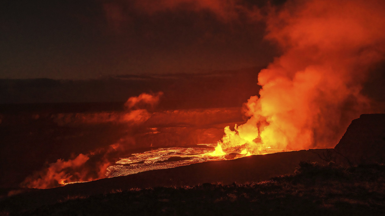 A Nemzeti Park Szolgálat (NPS) által közreadott kép a Kilauea tűzhányó kitöréséről a hawaii Nagy-szigeten 2023. június 7-én. A Kilauea Hawaii második legnagyobb és a világ egyik legaktívabb vulkánja.