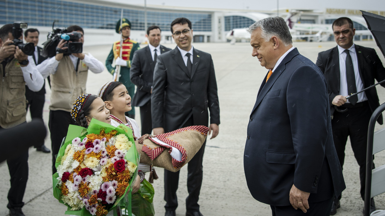A Miniszterelnöki Sajtóiroda által közreadott képen Orbán Viktor kormányfőt fogadják az asgabati repülőtéren 2023. június 8-án. A miniszterelnök Serdar Berdimuhamedow türkmén elnök meghívására hivatalos látogatásra érkezett Türkmenisztánba. 