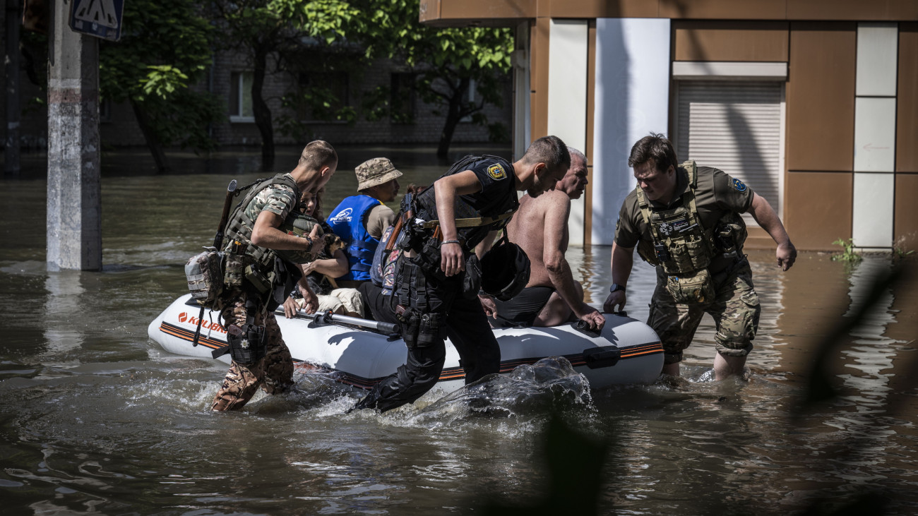 KHERSON, UKRAINE - JUNE 7: Civilians are being evacuated by boats in KhersonĂ˘s flooded areas after explosions at the Kakhovka Dam and Hydroelectric Power Plant in Kherson, Ukraine on June 7, 2023. (Photo by Muhammed Enes Yildirim/Anadolu Agency via Getty Images)