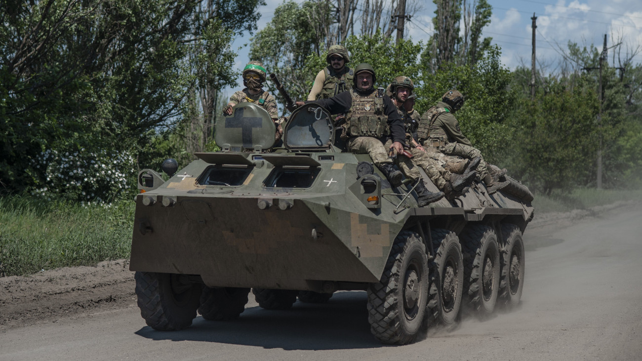 Ukrán katonák páncélozott szállítójárművön a kelet-ukrajnai Bahmut térségében húzódó fronton, az orosz erőkkel vívott harcok helyszínén 2023. június 5-én.