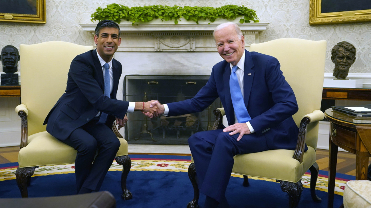Joe Biden amerikai elnök (j) Rishi Sunak brit miniszterelnököt fogadja a washingtoni Fehér Ház Ovális irodájában 2023. június 8-án.