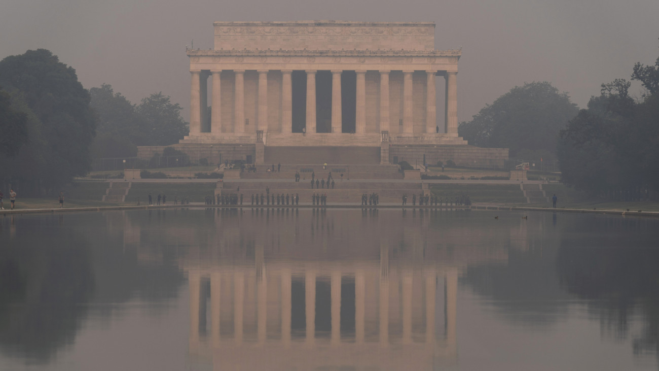 Füstfelhőben a washingtoni Lincoln-emlékmű 2023. június 8-án. A kanadai erdőtüzek füstje miatt az Egyesült Államok több északkeleti államában levegőminőségi riasztás van érvényben.