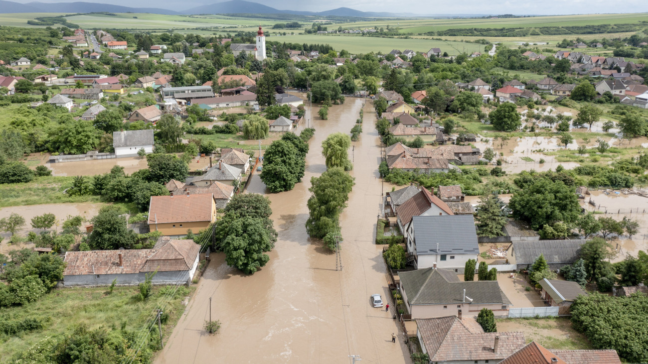 A drónnal készült felvételen a Szuha-patak áradása miatt elárasztott utcák Ecsegen 2023. június 9-én.