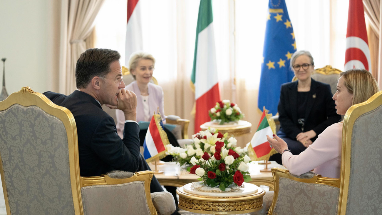 Az olasz miniszterelnöki hivatal sajtóirodája által közreadott képen Ursula von der Leyen, az Európai Bizottság elnöke (b2), Mark Rutte holland (b), Giorgia Meloni olasz kormányfő (j) és Nadzsla Buden tunéziai miniszterelnök megbeszélést folytat Tuniszban 2023. június 11-én.