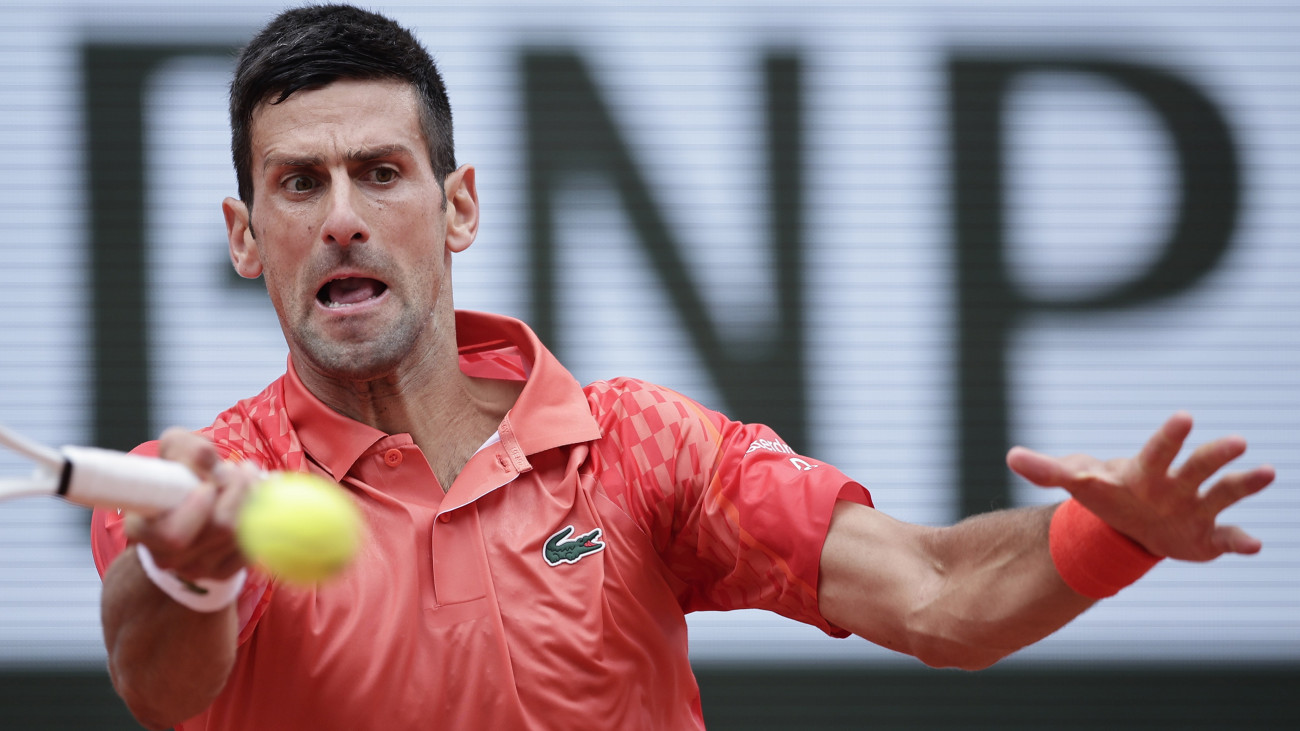 A szerb Novak Djokovic a norvég Casper Ruud ellen játszik a francia nemzetközi teniszbajnokság férfi egyesének döntőjében 2023. június 11-én.
