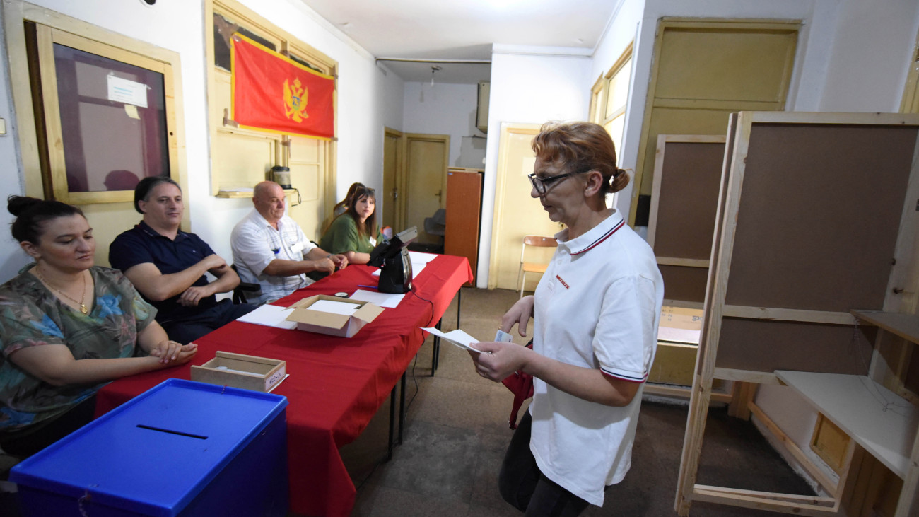 Leadni készül szavazatát egy asszony az előrehozott montenegrói parlamenti választásokon Podgoricában 2023. június 11-én.