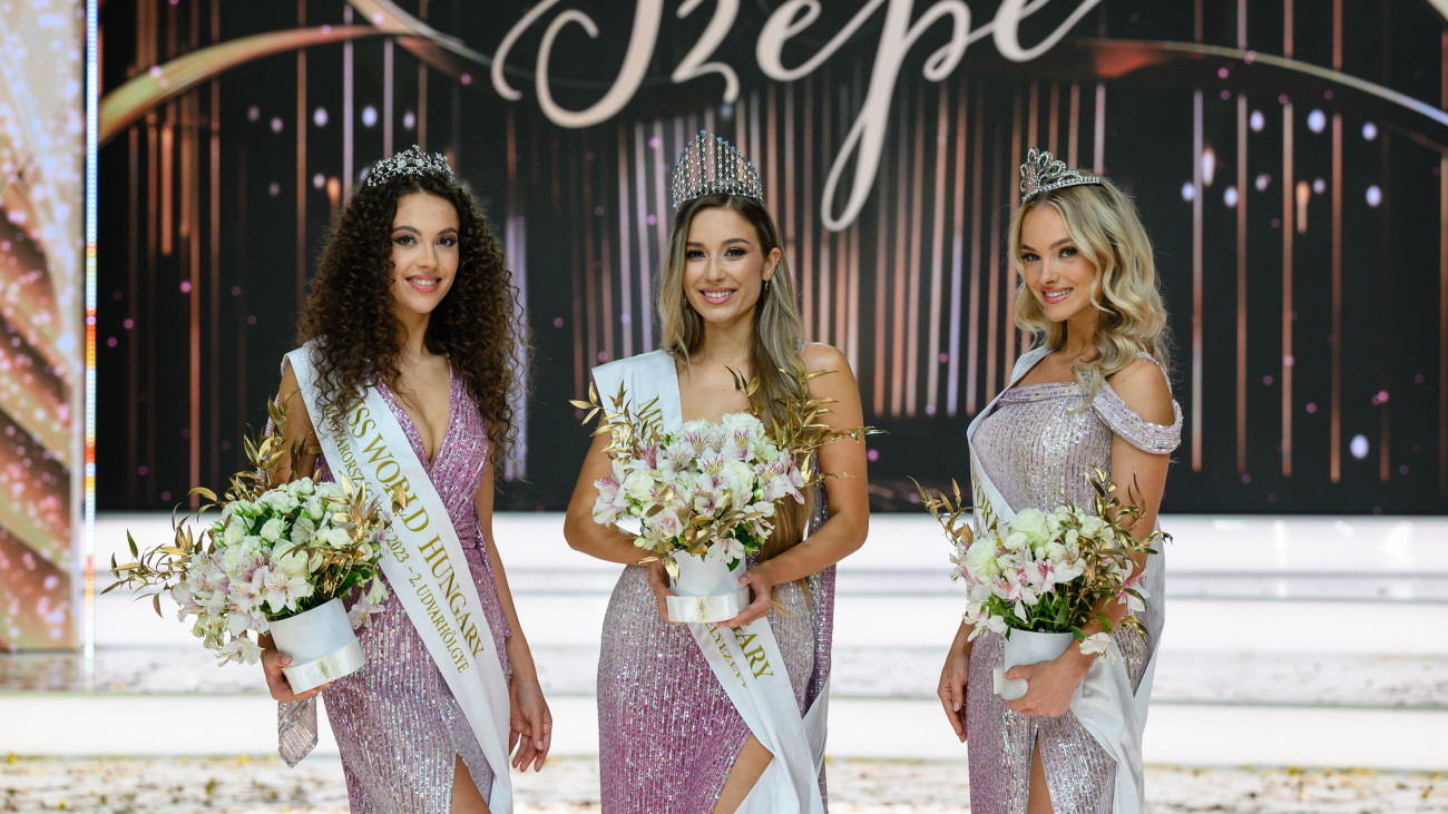 A győztes 23 éves miskolci Hacsi Boglárka (k), valamint a 25 éves debreceni Szabó Orsolya, az első udvarhölgy (j) és a 20 éves budapesti Novák Zafír Bella, a második udvarhölgy (b) a Magyarország Szépe Miss World Hungary verseny döntőjén a Médiaszolgáltatás-támogató és Vagyonkezelő Alap (MTVA) óbudai gyártóbázisán 2023. június 11-én. A szépségverseny győztese képviselheti Magyarországot a nemzetközi Miss World világdöntőn.