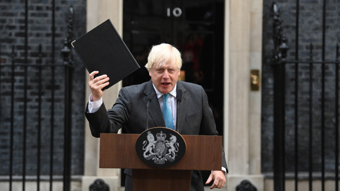 Boris Johnson példátlan húzása lemondási hullámot okozott