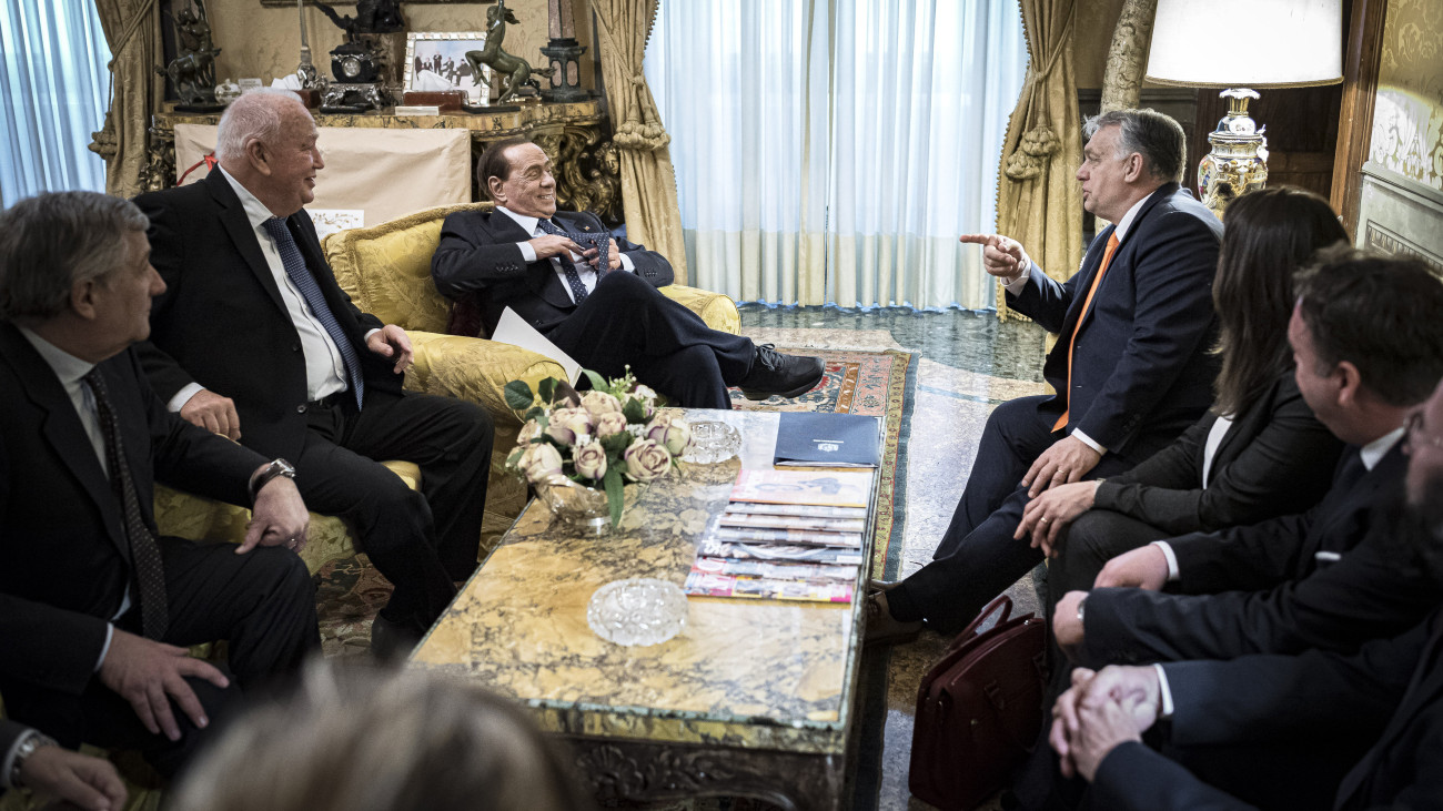 A Miniszterelnöki Sajtóiroda által közreadott képen Orbán Viktor miniszterelnököt (j3) megbeszélést folytat Silvio Berlusconi volt olasz miniszterelnökkel, az ellenzéki jobbközép Forza Italia (Hajrá Olaszország) párt vezetőjével (b3) Rómában 2020. február 4-én.
