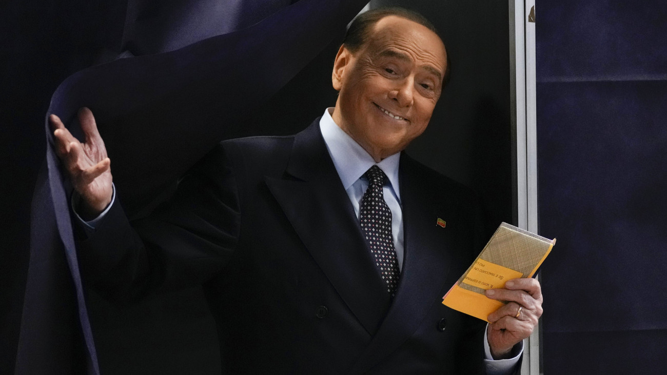 Silvio Berlusconi, a Forza Italia (Hajrá Olaszország) párt vezetője kilép egy szavazófükéből egy milánói szavazóhelyiségben 2022. szeptember 25-én, az előrehozott parlamenti választások napján. Silvio Berlusconi 2023. június 12-én, 86 éves korában a milánói San Raffaele kórházban elhunyt.