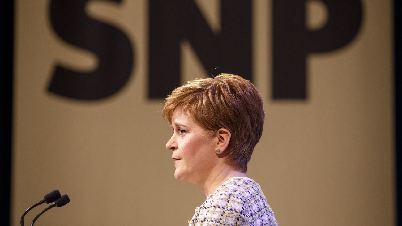 Nicola Sturgeon skót miniszterelnök, a függetlenségre törekvő Skót Nemzeti Párt, az SNP vezetője ismerteti a párt választási programját Glasgowban 2019. november 27-én. Nagy-Britanniában december 12-én tartanak előrehozott parlamenti választást.