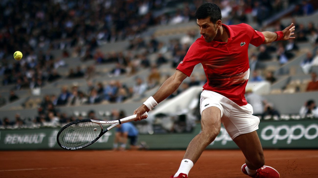 A szerb Novak Djokovic a spanyol Rafael Nadal ellen játszik a francia nemzetközi teniszbajnokság férfi egyesének negyeddöntőjében a párizsi Roland Garros Stadionban 2022. május 31-én.MTI/EPA/Yoan Valat
