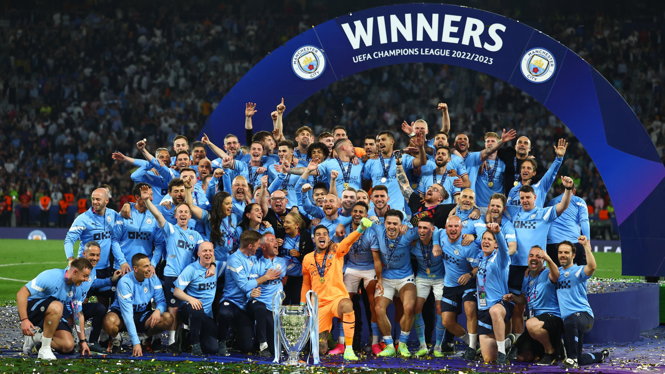 A Manchester City játékosai a bajnoki trófeával ünnepelnek a labdarúgó Bajnokok Ligájának döntőjében az Internazionale ellen játszott mérkőzést követő eredményhirdetésen az isztambuli Atatürk Olimpiai Stadionban 2023. június 10-én. Az angol csapat 1-0-ra győzött.