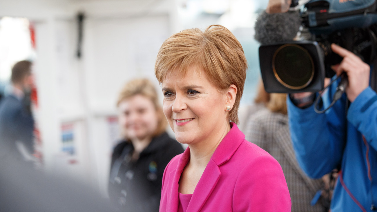 2019. december 13-án készült kép Nicola Sturgeon akkori skót miniszterelnökről, a Skóciában kormányzó, függetlenségre törekvő Skót Nemzeti Párt (SNP) vezetőjéről. A miniszterelnökségről és a pártvezetői posztjáról februárban lemondott, 52 éves Nicola Sturgeont 2023. június 11-én őrizetbe vették az SNP finanszírozásának ügyében hosszabb ideje folyó rendőrségi vizsgálat keretében. Néhány hete Sturgeon férjét, Peter Murrellt, az SNP volt pénztárnokát és pártigazgatóját is őrizetbe vették ugyanebben az ügyben.